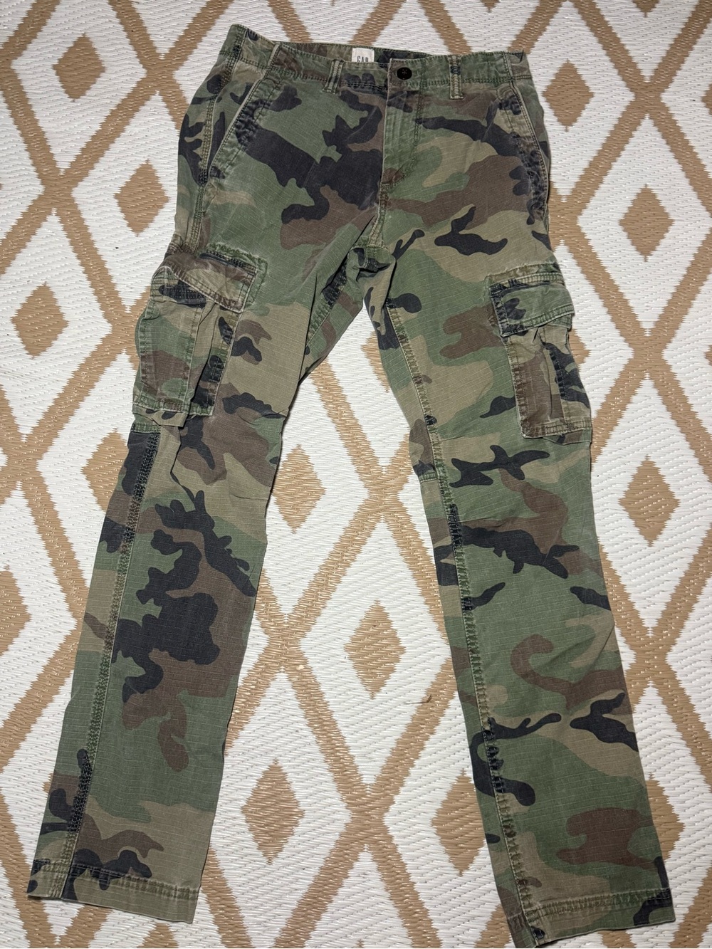 GAP Men's Camo Cargo Joggers - Green & Black